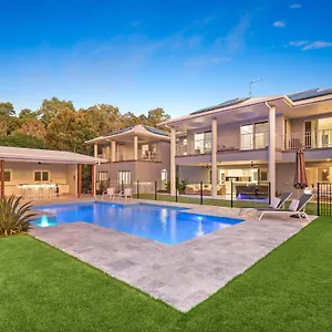 Absolute Beachfront Luxury Entertainer - Dundowran Beach Holiday home
